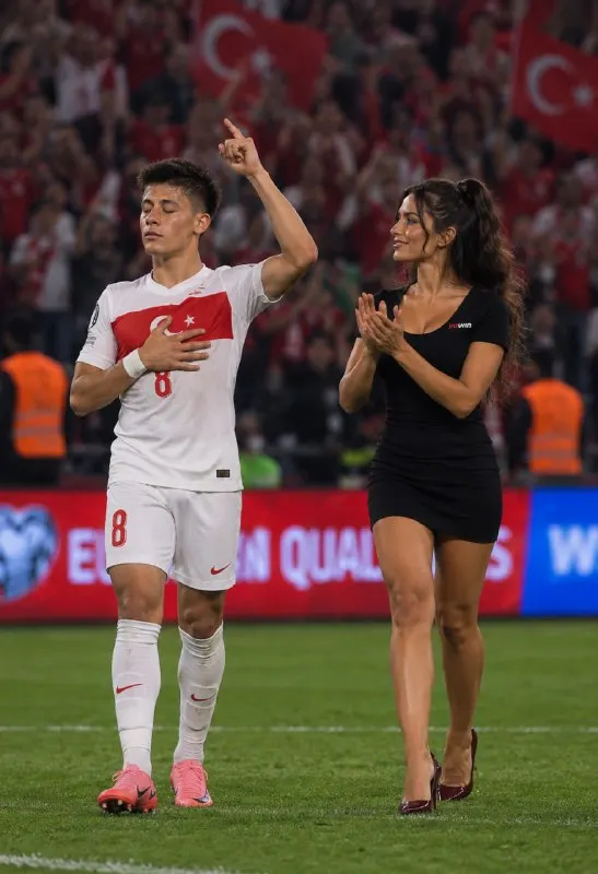 🇹🇷 90 DAKİKA TAMAMLANDI! ❤️🤍 Son düdük geldi, Deniz de sahada Arda Güler’i alkışladı! 👏⚽️…